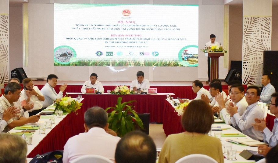 Toàn cảnh Hội thảo Tổng kết thí điểm sản xuất lúa chuyên canh chất lượng cao, phát thải thấp vụ hè thu 2025