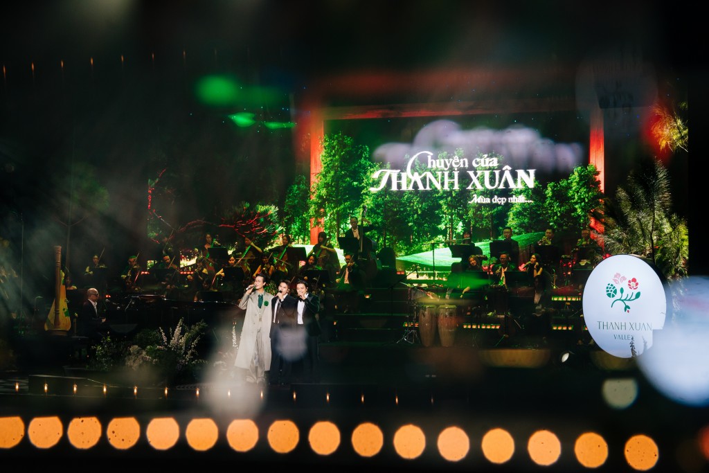 Chuyện của Thanh Xuân lôi cuốn khán giả đến những phút cuối cùng bởi chất lượng nghệ thuật và giá trị cảm xúc khác biệt. Ảnh: Màn kết bùng nổ trong “Chuyện của Thanh Xuân Vol.2” khi Quốc Thiên – Lân Nhã – Hà An Huy cùng hòa giọng trong “Mãi Mãi”.