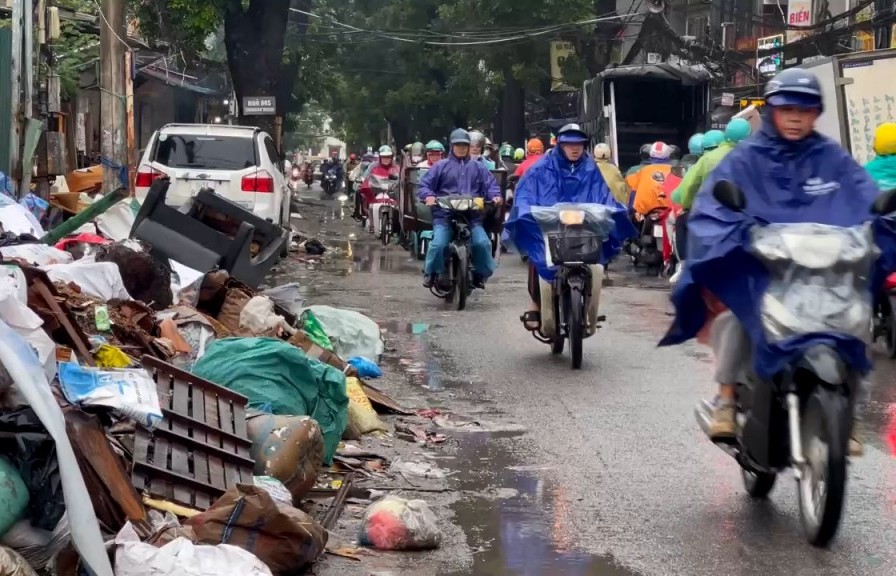 Rác thải bừa bộn, ngổn ngang tại đường Vành đai 1