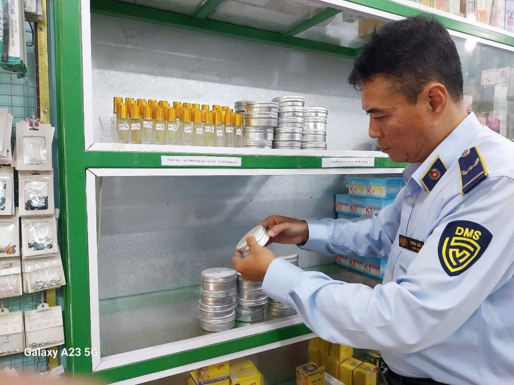 Cán bộ QLTT TP.HCM kiểm tra hàng hoá vi phạm.