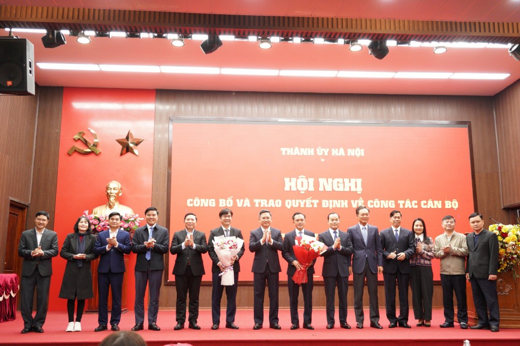 Lãnh đạo Thành uỷ Hà Nội trao Quyết định cho hai đồng chí: Phí Minh Hải và Nguyễn Văn Thắng