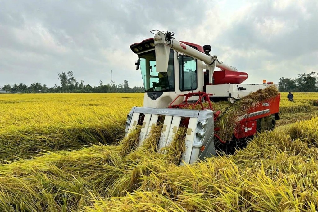Ứng dụng cơ giới hóa là một trong những giải pháp thúc đẩy sản xuất lúa chất lượng cao, giảm phát thải. Ảnh: Kim Anh. Tối ưu hóa phương pháp tưới tiêu trong nông nghiệp để hạn chế khí mê-tan từ đất