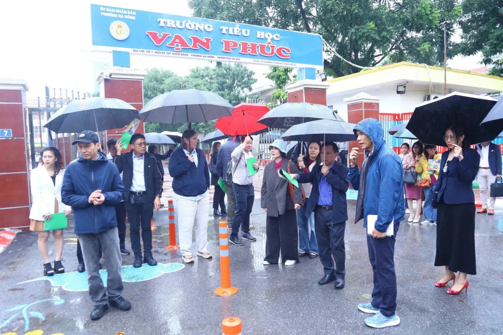 Hà Nội lan tỏa mô hình cổng trường thân thiện an toàn giao thông Hà Nội lan tỏa mô hình cổng trường thân thiện an toàn giao thông