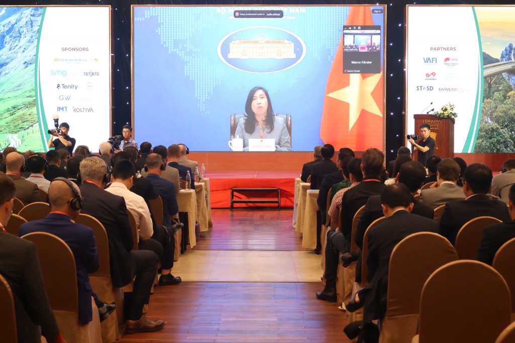 Bà Lê Thị Thu Hằng, Thứ trưởng Bộ Ngoại giao Việt Nam phát biểu tại diễn đàn