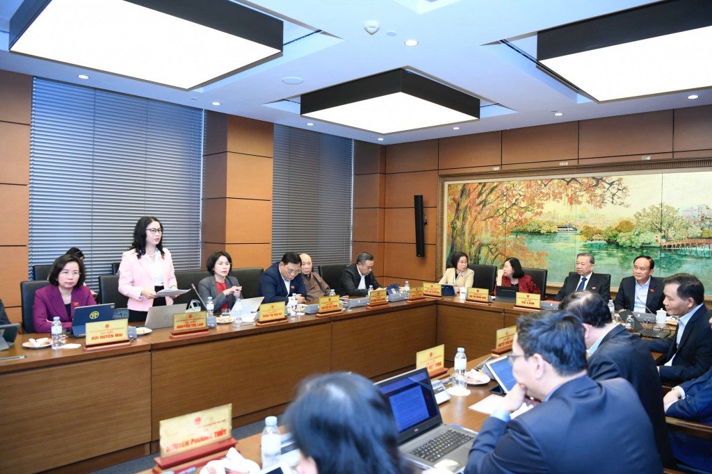 Buổi thảo luận tại Tổ 1 góp ý Dự thảo Báo cáo chính trị trình Đại hội XIV của Đảng Buổi thảo luận tại Tổ 1 góp ý Dự thảo Báo cáo chính trị trình Đại hội XIV của Đảng