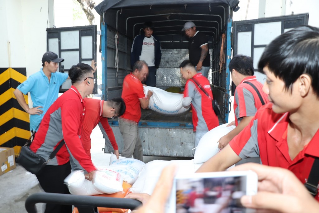 khoảng 30 tấn hàng hóa hỗ trợ đồng bào chịu thiệt hại do mưa lũ tại TP Huế và TP Đà Nẵng