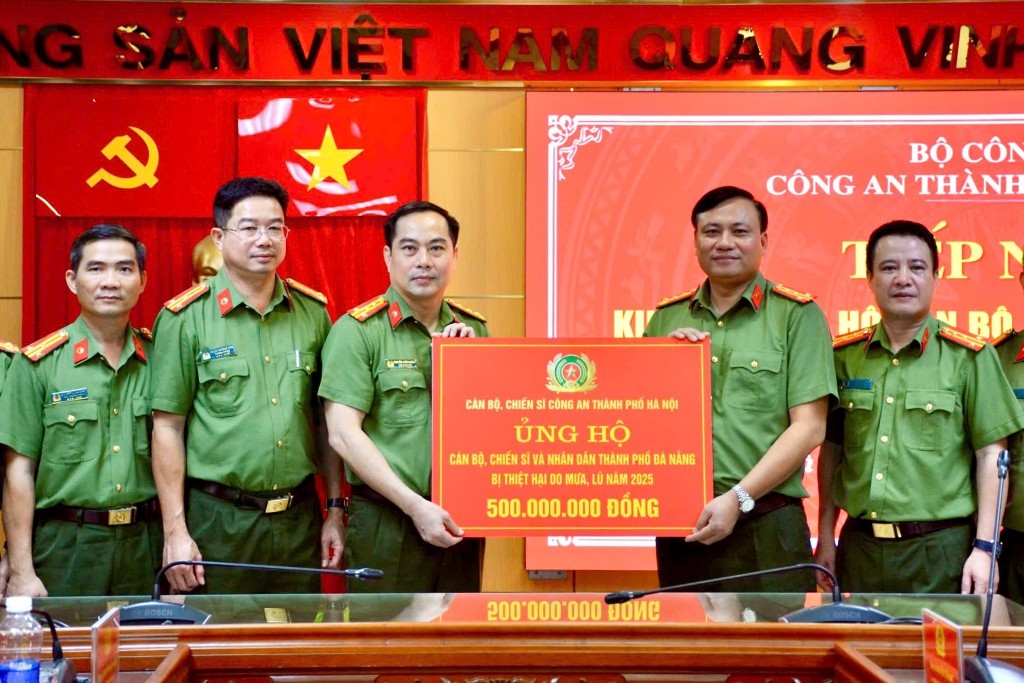 Đoàn công tác Công an thành phố Đà Nẵng trao tặng 500 triệu đồng hỗ trợ Nhân dân và Công an Đà Nẵng khắc phục hậu quả mưa lũ.