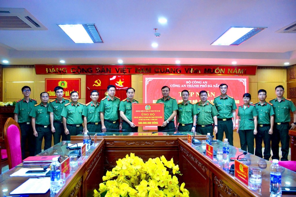 Số tiền 500 triệu đồng được Công an Hà Nội vận động cán bộ, chiến sĩ đơn vị quyên góp 1 ngày lương, nêu cao tinh thần tương thân, tương ái.