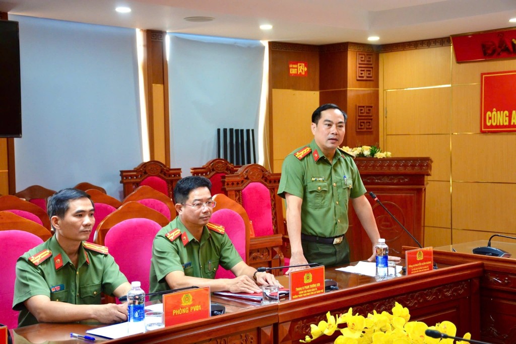 Đại tá Nguyễn Xuân Hoàng - Phó Giám đốc Công an thành phố cảm ơn tình cảm, sự giúp đỡ quý báu của cán bộ, chiến sĩ Công an Thủ đô Hà Nội.