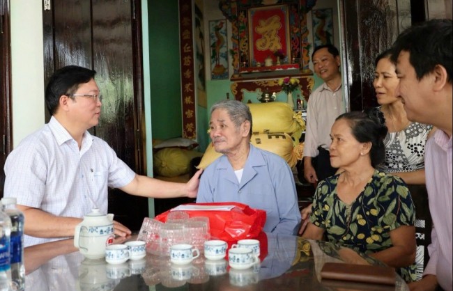 Trao 60 suất quà cho người dân phường Hòa Xuân thiệt hại do mưa lũ