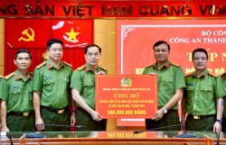 Công an Hà Nội trao hỗ trợ Nhân dân và cán bộ, chiến sĩ Công an TP Đà Nẵng 500 triệu đồng
