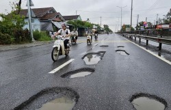 Mặt đường Quốc lộ 1A bong tróc, xuất hiện “chi chít” ổ gà, ổ voi