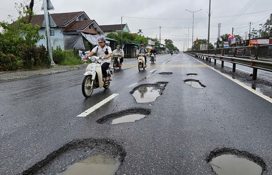 Mặt đường Quốc lộ 1A bong tróc, xuất hiện “chi chít” ổ gà, ổ voi