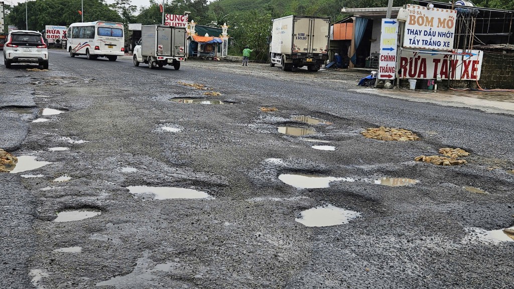 Chi chít ổ gà tại Km 867+850 quốc lộ 1A đoạn qua TP Huế khiến các phương tiện di chuyển khó khăn (Ảnh: Hồng Quảng)