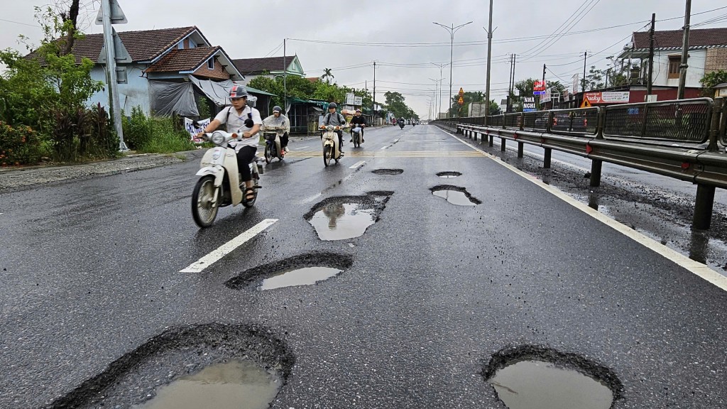 Đoạn đường này các học sinh đi học và người dân đi xe máy lưu thông nhiều, tiềm ẩn nguy cơ tai nạn giao thông (Ảnh: H.Quảng)