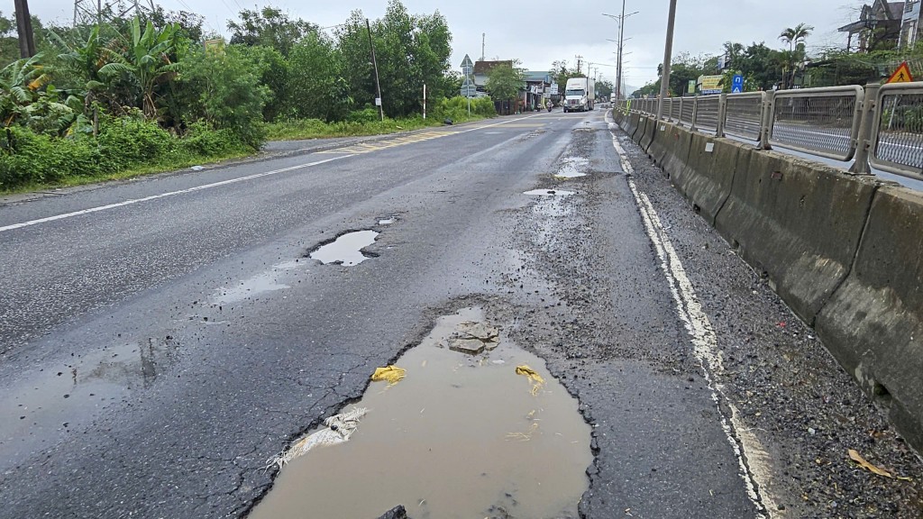 Tuyến quốc lộ 1A đoạn này phải “oằn mình” chịu sức nặng của lượng lớn xe trọng tải khủng (Ảnh H.Quảng)