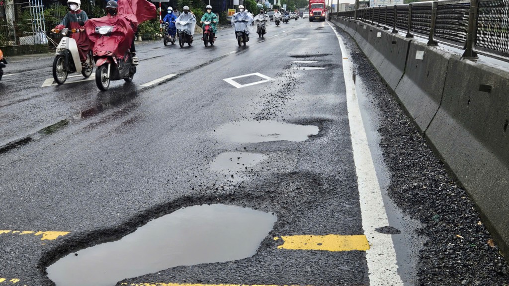 Người dân kiến nghị đơn vị duy tu, bảo dưỡng đường cần có biện pháp sửa chữa triệt để, không để tình trạng “vá chắp, đắp tạm” kéo dài, gây mất an toàn giao thông và bức xúc trong Nhân dân (Ảnh H.Quảng)