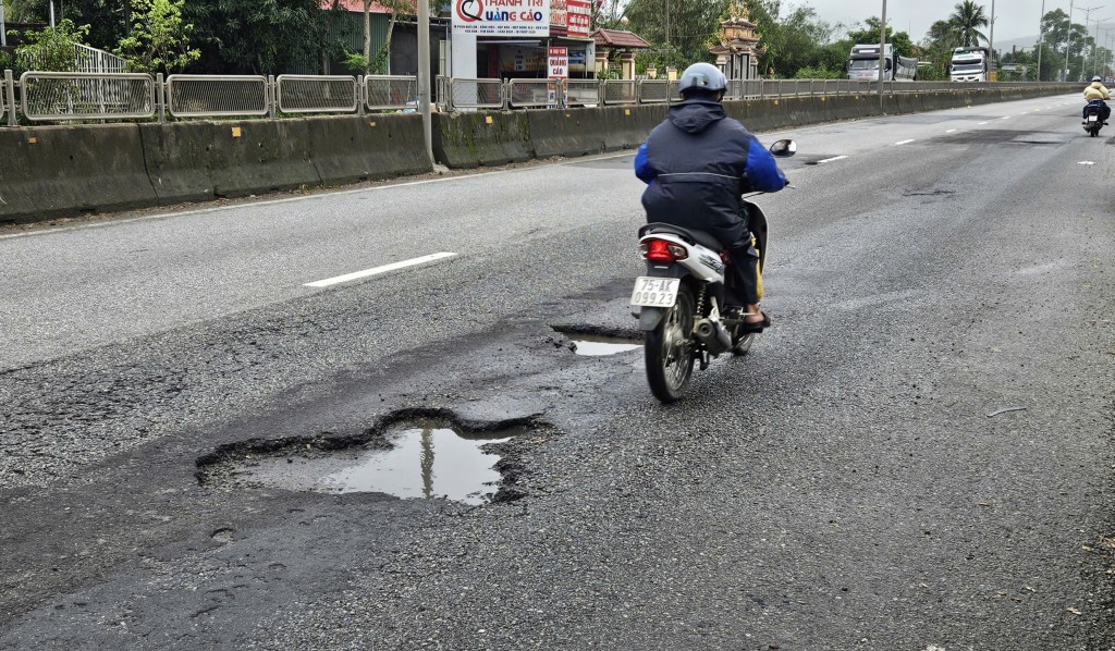 Người dân lo ngại, nếu thực trạng này không sớm được cơ quan chức năng kiểm tra, xử lý có thể dẫn đến xảy ra các vụ tai nạn giao thông đáng tiếc (Ảnh H.Quảng)