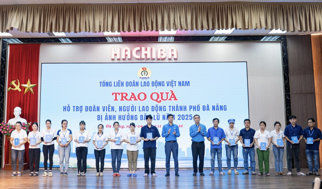 Một đồng hỗ trợ, một lời động viên trong lúc này đều mang giá trị rất lớn, giúp công nhân có thêm nghị lực để vượt qua khó khăn (Ảnh Út Vũ)