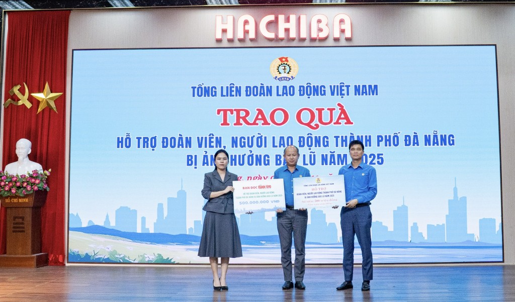 Phó Bí thư Thường trực Đảng ủy, Phó Chủ tịch Tổng Liên đoàn Lao động Việt Nam Ngọ Duy Hiểu (bên phải), cùng đại diện báo Tuổi Trẻ đã trao 1 tỷ đồng hỗ trợ Liên đoàn Lao động thành phố Đà Nẵng (Ảnh Út Vũ)