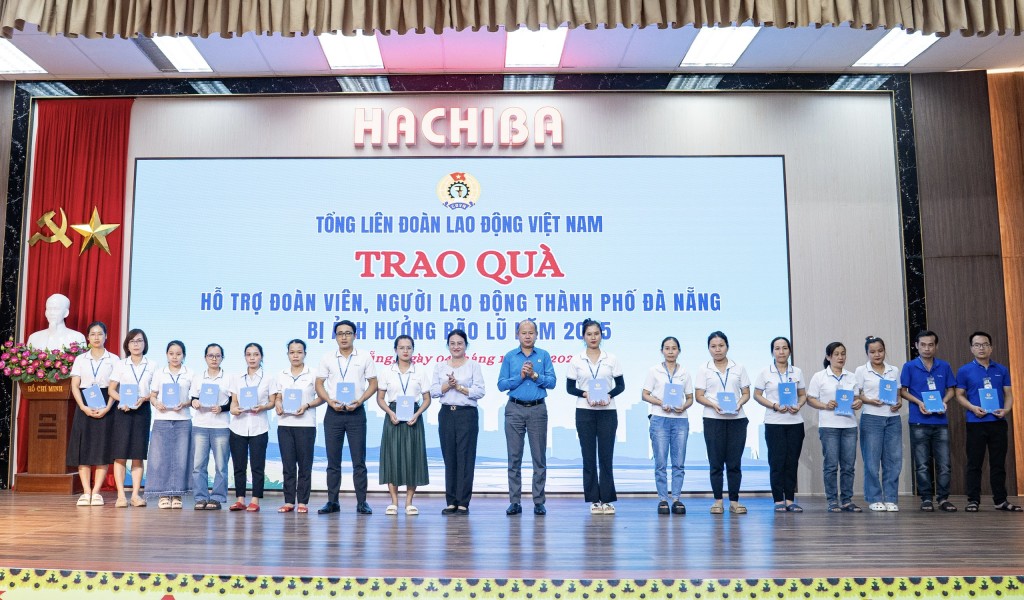 Tính đến sáng ngày 4/11, có 9.300 đoàn viên, người lao động trên địa bàn TP Đà Nẵng bị thiệt hại do mưa lũ (Ảnh Út Vũ)