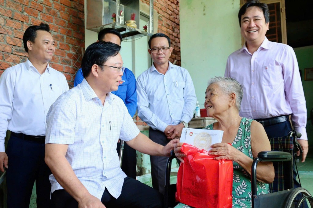 Lãnh đạo Uỷ ban MTTQ Việt Nam TP Đà Nẵng thăm các gia đình chính sách, thân nhân liệt sĩ ở tổ dân phố Quang Châu, tổ dân phố Quá Giáng 1, Quá Giáng 2 (phường Hòa Xuân)