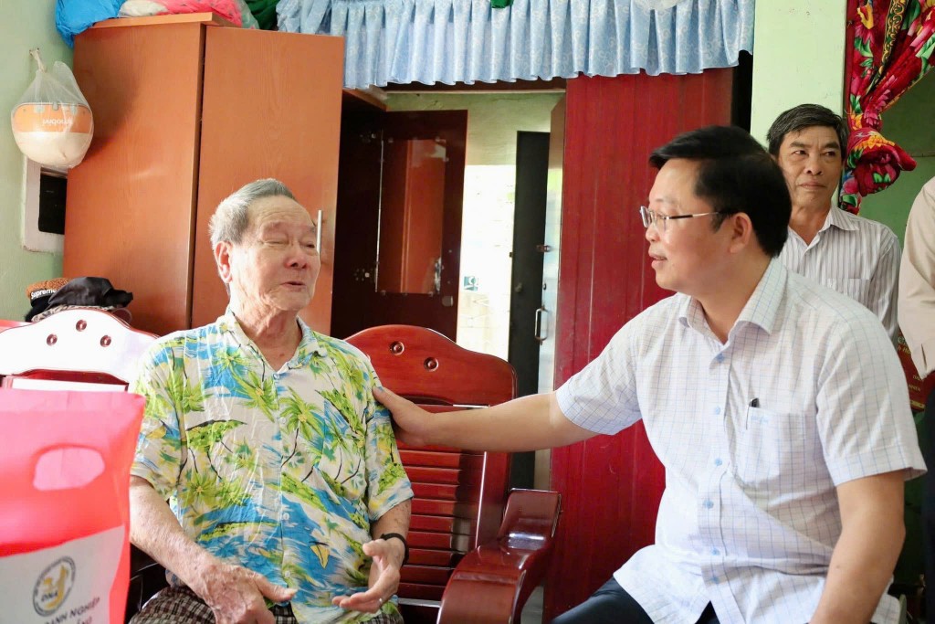 Chủ tịch Ủy ban MTTQ Việt Nam TP Đà Nẵng Lê Trí Thanh thăm hỏi và động viên người dân thiệt hại nặng do mưa lũ