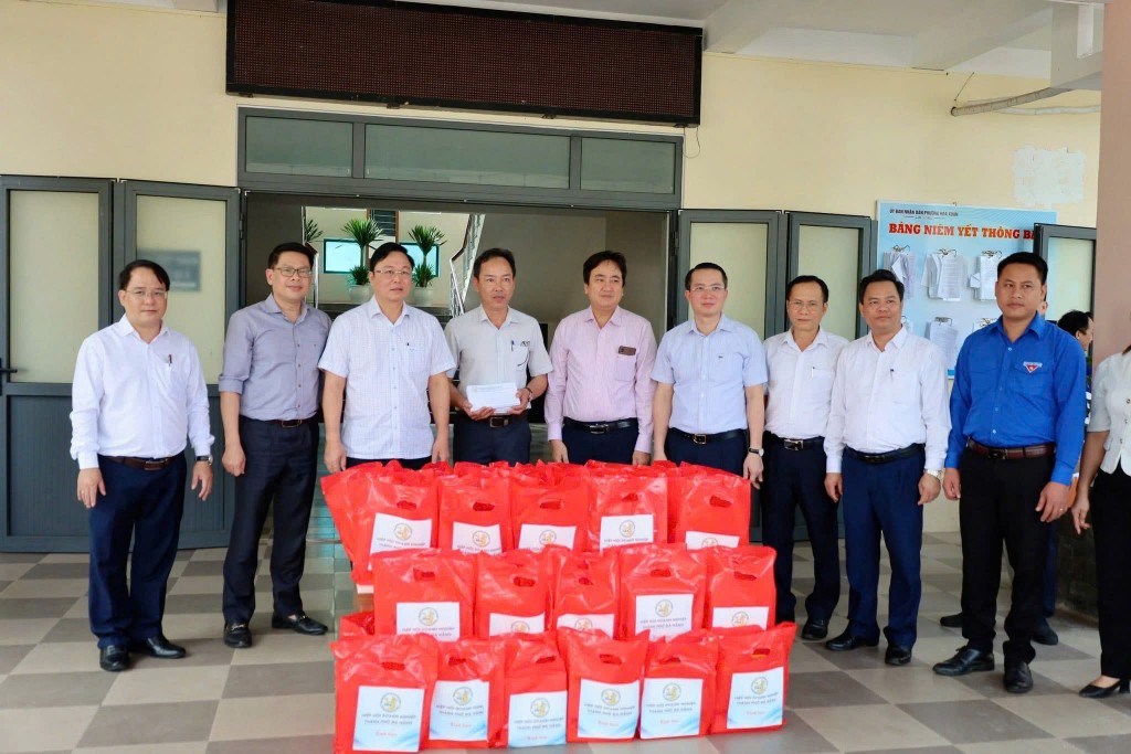 Ban Thường trực Uỷ ban MTTQ Việt Nam TP Đà Nẵng thăm và trao tặng 60 suất quà cho các gia đình chính sách, thân nhân liệt sĩ và người dân hoàn cảnh khó khăn tại phường Hòa Xuân