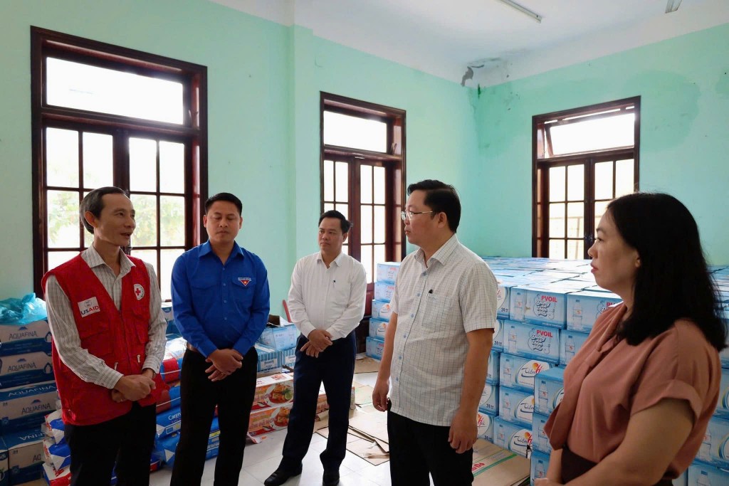 Chủ tịch Ủy ban MTTQ Việt Nam TP Đà Nẵng kiểm tra công tác tiếp nhận và phân phối hàng cứu trợ tại phường Ngũ Hành Sơn