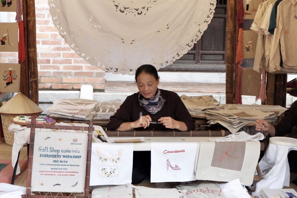 Tại không gian Văn Miếu – Quốc Tử Giám, các nghệ nhân giới thiệu tinh hoa nghề truyền thống của ba kinh đô Thăng Long – Huế - Hoa Lư và vùng đất Tây Nguyên Tại không gian Văn Miếu – Quốc Tử Giám, các nghệ nhân giới thiệu tinh hoa nghề truyền thống của ba kinh đô Thăng Long – Huế - Hoa Lư và vùng đất Tây Nguyên