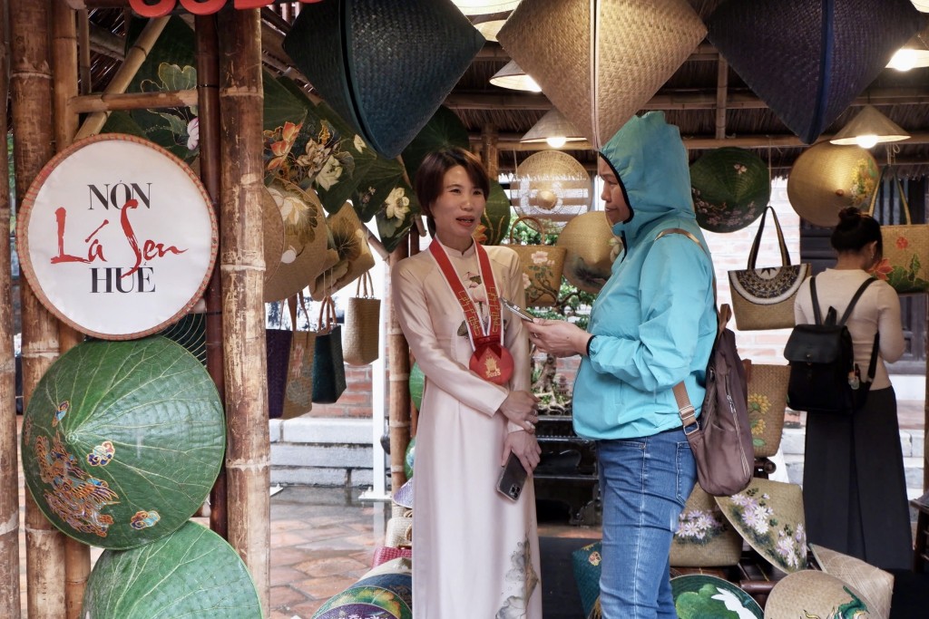 Không gian trưng bày của cố đô Huế đưa du khách bước vào hành trình khám phá di sản qua những sản phẩm thủ công mang dấu ấn văn hóa Huế Không gian trưng bày của cố đô Huế đưa du khách bước vào hành trình khám phá di sản qua những sản phẩm thủ công mang dấu ấn văn hóa Huế