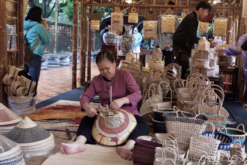 Gian hàng tỉnh Ninh Bình đem đến nhiều sản phẩm đặc trưng của thủ công truyền thống cùng ẩm thực đặc sắc Gian hàng tỉnh Ninh Bình đem đến nhiều sản phẩm đặc trưng của thủ công truyền thống cùng ẩm thực đặc sắc