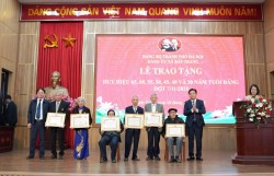 Bát Tràng trao tặng, truy tặng Huy hiệu Đảng tới 20 đảng viên đợt 7/11