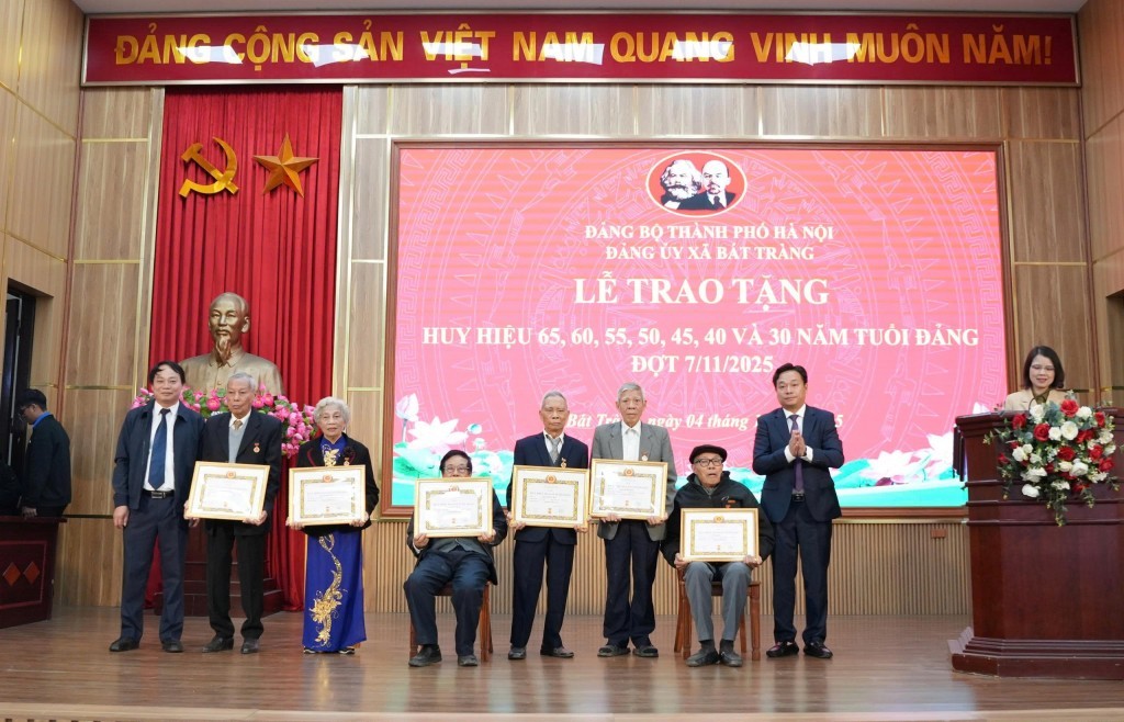 Bát Tràng trao tặng, truy tặng Huy hiệu Đảng tới 20 đảng viên đợt 7/11