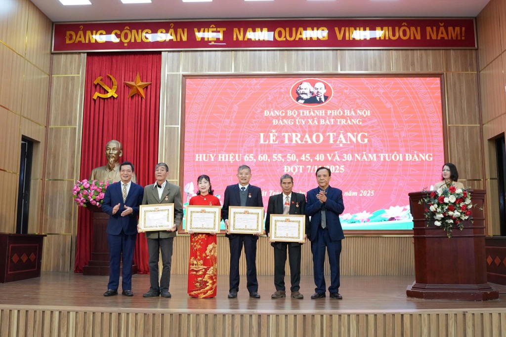 Bát Tràng trao tặng, truy tặng Huy hiệu Đảng tới 20 đảng viên đợt 7/11