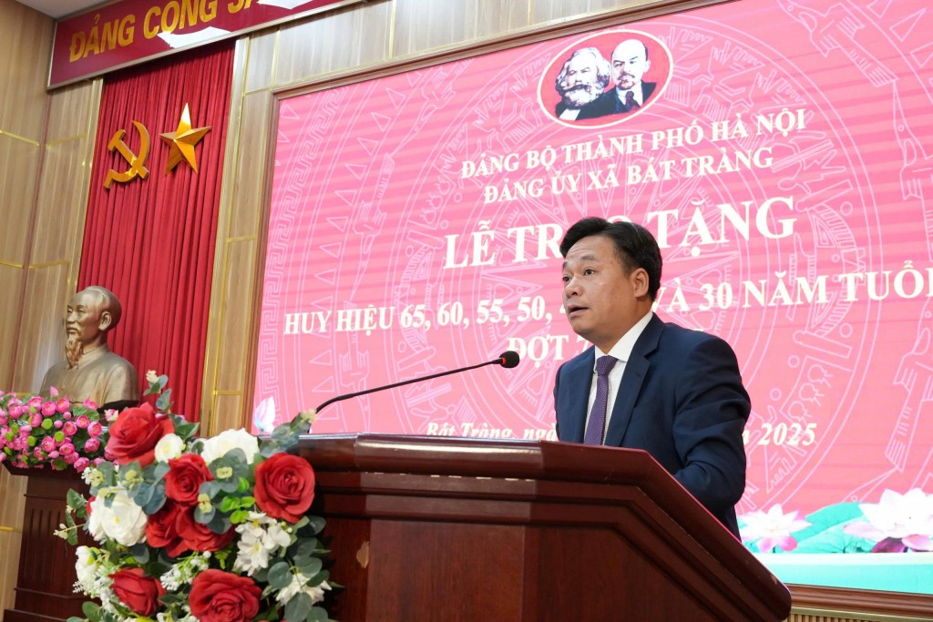 Bát Tràng trao tặng, truy tặng Huy hiệu Đảng tới 20 đảng viên đợt 7/11