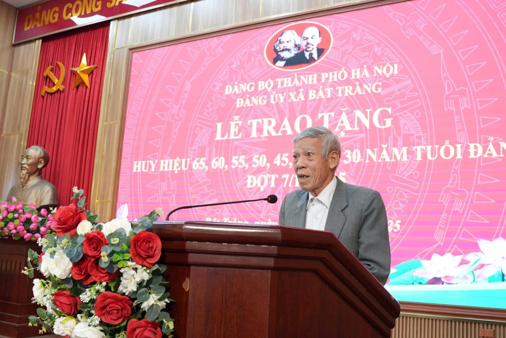 Bát Tràng trao tặng, truy tặng Huy hiệu Đảng tới 20 đảng viên đợt 7/11