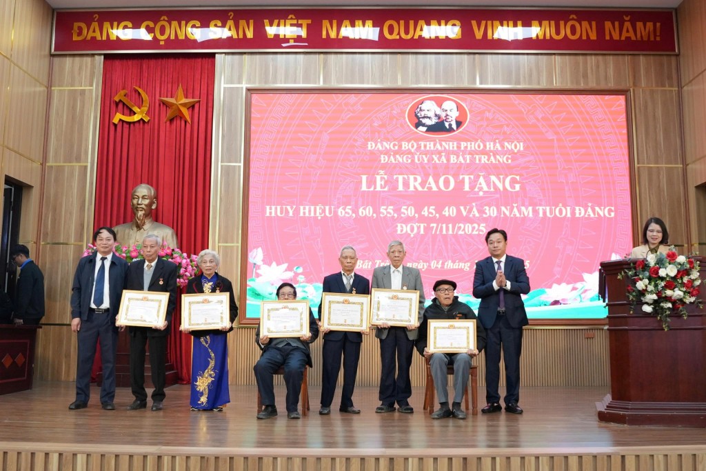 Bát Tràng trao tặng, truy tặng Huy hiệu Đảng tới 20 đảng viên đợt 7/11