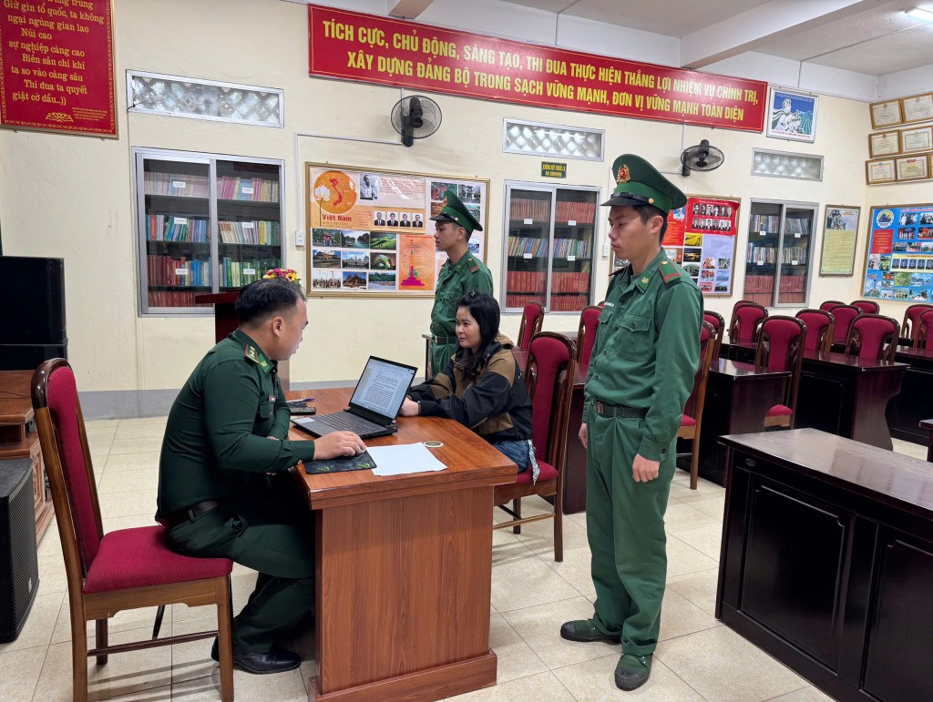 Cán bộ Đồn Biên phòng Ngọc Côn lấy lời khai công dân vi phạm. Ảnh: Huy Dương Cán bộ Đồn Biên phòng Ngọc Côn lấy lời khai công dân vi phạm. Ảnh: Huy Dương