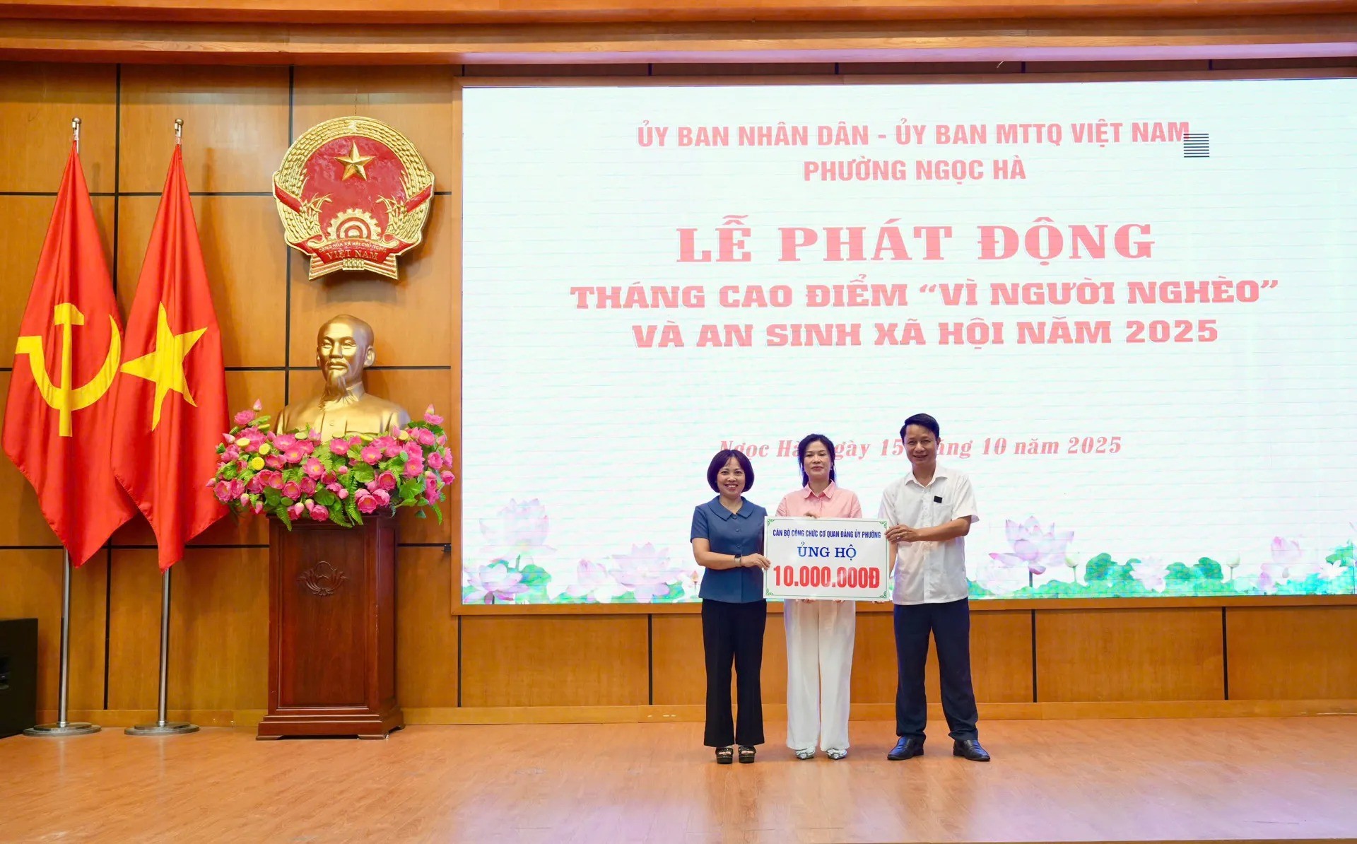 Ủy ban MTTQ phường Ngọc Hà tiếp nhận của các cơ quan, tập thể, cá nhận ủng hộ Quỹ “Vì người nghèo”