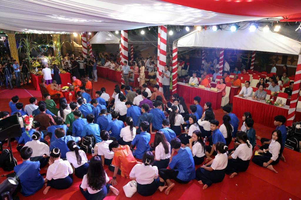 Không chỉ là hoạt động tín ngưỡng, Lễ Cúng Trăng còn mang giá trị nhân văn sâu sắc, góp phần bảo tồn và phát huy di sản văn hóa của người Khmer trong thời kỳ hội nhập và phát triển. Qua lễ hội, tinh thần đoàn kết cộng đồng, niềm tự hào dân tộc được khơi dậy, đồng thời thể hiện sự quan tâm của Đảng và Nhà nước trong việc thực hiện chính sách dân tộc, phát huy tiềm năng của đồng bào Khmer gắn với mục tiêu phát triển kinh tế, văn hóa và an sinh xã hội trên địa bàn thành phố.