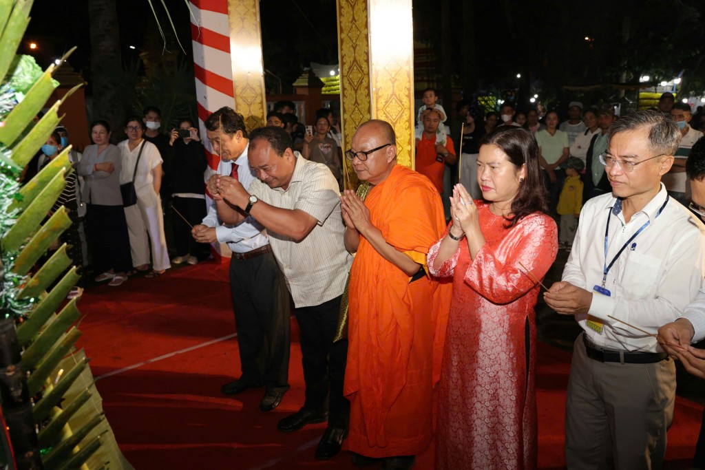 Lễ Cúng Trăng (Oóc Om Bóc) là nghi lễ tạ ơn thần Mặt trăng, vị thần được người Khmer tin tưởng đã che chở, bảo vệ mùa màng, mang lại mưa thuận gió hòa, giúp nông dân gặt hái bội thu. Khi trăng lên, Mặt trăng tỏa sáng trên bầu trời, mọi người cùng ngồi chắp tay hướng về trăng, đốt nhang, thắp đèn, rót trà để bày tỏ lòng biết ơn.