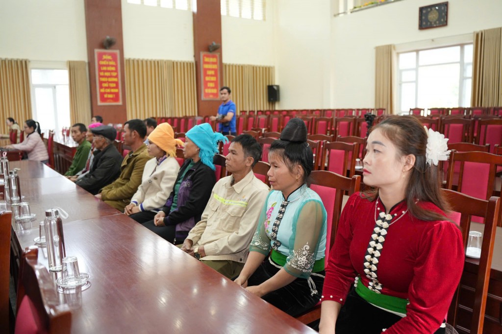 Đồng chí Nguyễn Tuấn Anh, Phó Bí thư Tỉnh ủy Lào Cai và các đại biểu dự chương trình Đồng chí Nguyễn Tuấn Anh, Phó Bí thư Tỉnh ủy Lào Cai và các đại biểu dự chương trình