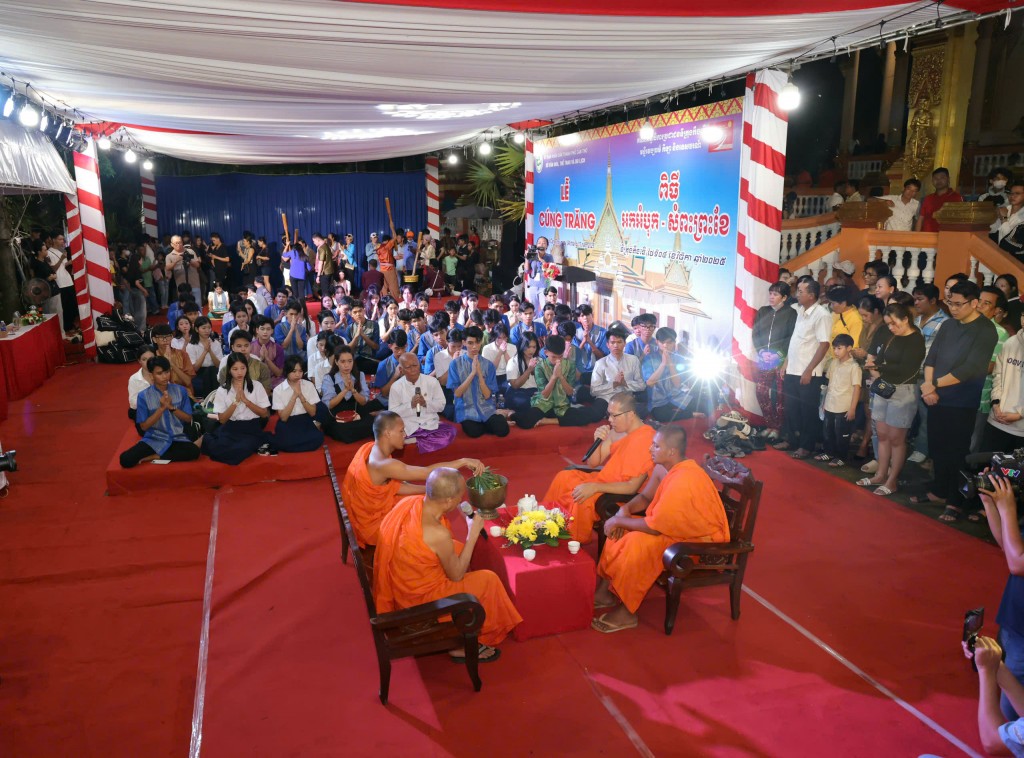 Khi ánh trăng tròn tỏa sáng, trụ trì chùa tiến hành nghi thức rảy những giọt nước tinh khiết có ướp hương hoa lên các phật tử, cầu chúc phước lành và bình an. Tiếp đó là phần đọc kinh cầu phúc, tạ ơn thần Mặt trăng và thực hiện nghi thức đút cốm dẹp – biểu trưng cho lời nguyện ước, niềm tin và hy vọng về một năm mới tốt đẹp.