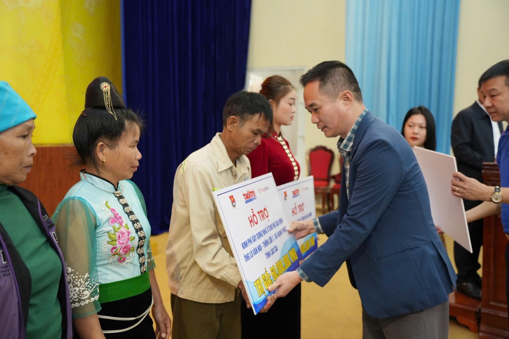 Trao tặng kinh phí xây sửa nhà cho bà con xã Hạnh Phúc, tỉnh Lào Cai Trao tặng kinh phí xây sửa nhà cho bà con xã Hạnh Phúc, tỉnh Lào Cai