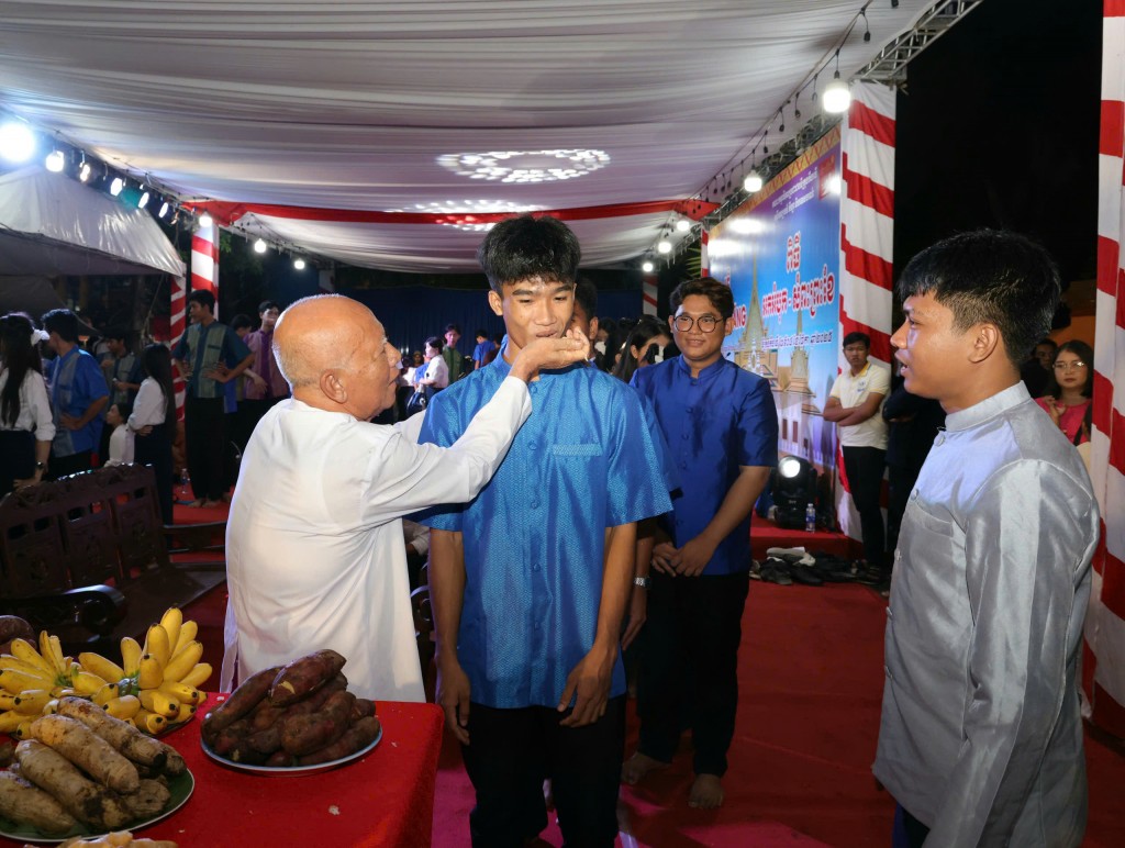 Tiếp đó là phần đọc kinh cầu phúc, tạ ơn thần Mặt trăng và thực hiện nghi thức đút cốm dẹp – biểu trưng cho lời nguyện ước, niềm tin và hy vọng về một năm tốt đẹp.