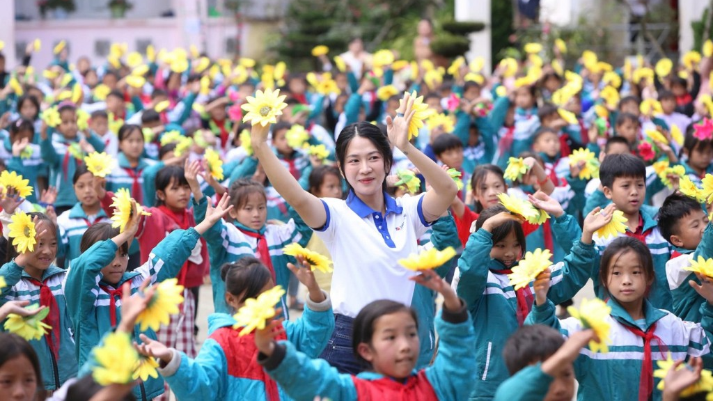 Hạnh phúc vì trò nghèo vùng biên được học Tin học