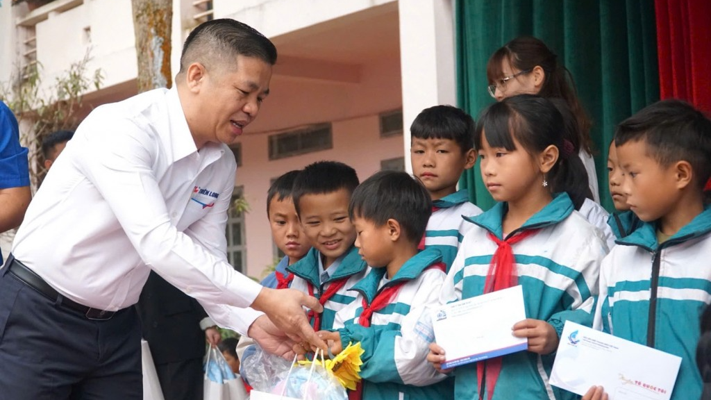 Hạnh phúc vì trò nghèo vùng biên được học Tin học