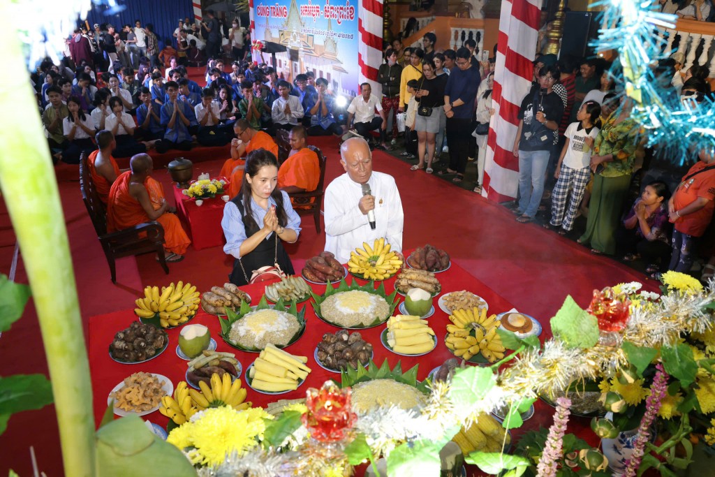 Không gian bàn cúng được trang trí mang đậm ý nghĩa tâm linh và triết lý vũ trụ của người Khmer: hai cây trụ làm cổng trước bàn cúng tượng trưng cho “vành đai vũ trụ”, chiếc bàn cúng biểu trưng cho “trái đất”; hai cây mía là sự sinh sôi, nảy nở; ba cây nến cắm trên cổng tượng trưng cho ba mùa trong năm: nắng, mát, mưa; mười hai lá trầu treo hai bên cổng biểu trưng cho mười hai tháng và mười hai con giáp. Ngoài ra, bảy trái cau có hình dáng như ong bầu tượng trưng cho bảy ngày trong tuần, 30 lá trầu đặt bên phải bàn cúng tượng trưng cho tháng đủ, và 29 lá trầu bên trái tượng trưng cho tháng thiếu.