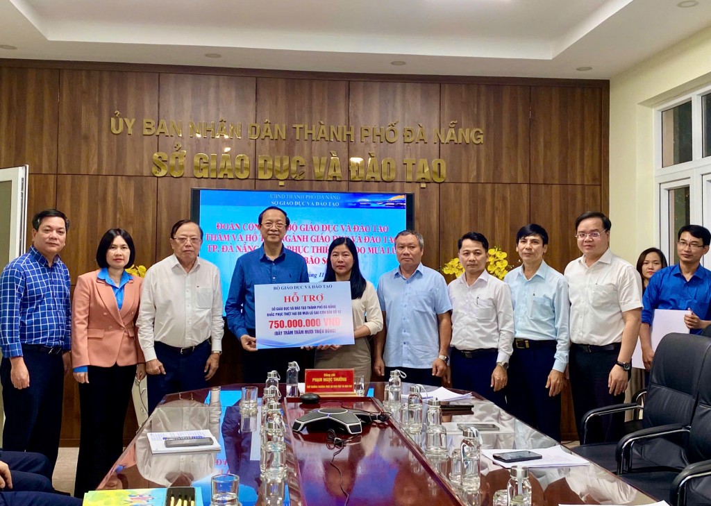 Thứ trưởng Thường trực Phạm Ngọc Thưởng trao hỗ trợ 750 triệu đồng cho ngành Giáo dục Đà Nẵng